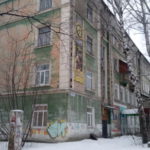 Власти Серова хотят снести "ветхий" дом № 2 по улице Февральской революции. Некоторые жители - против сноса. Фото: Андрей Клеймёнов, "Глобус".