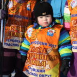 Самый юный участник лыжни, двухлетний Алексей Зененко. Фото: Мария Чекарова, "Глобус".
