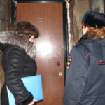 Представители органов системы профилактики перед 8 Марта пришли с проверкой в неблагополучные семьи. Все фото: полиция Серова.