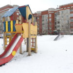 Во дворе установлен игровой комплекс, две горки, несколько качелей, спортивные площадки. Фото: Константин Бобылев, "Глобус".