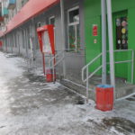 Тротуар на Каляева, 31, покрыт коркой льда.Фото: Мария Чекарова,"Глобус".