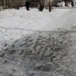 На улице Каляева. Это не асфальт, а голый лед ,припорошенный снегом. Фото: Мария Чекарова,"Глобус".