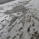 Практически на всех улицах города тротуары покрыты ледяной коркой. Фото: Мария Чекарова,"Глобус".