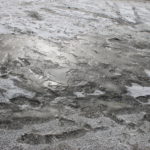 Ледяной тротуар на Каляева. Фото: Мария Чекарова,"Глобус".