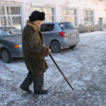 Валерий Татарченко жалуется, что по многим улицам города и поселка Энергетиков невозможно ходить, можно только кататься по льду. Фото: Мария Чекарова,"Глобус".