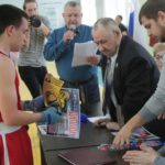 Награды спортсмены получали из рук юбиляра. Фото: Константин Бобылев, "Глобус".