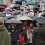 День Победы в этом году серовчане отмечали под сильным дождем. Фото: Константин Бобылев, "Глобус".
