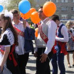 На площади около Центра досуга "Родина" в 14.00 начали собираться выпускники. Фото: Мария Чекарова, "Глобус".