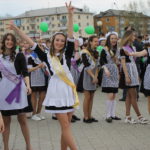 Выпускницы танцевали и радовались празднику. Фото: Мария Чекарова, "Глобус".