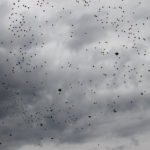 В конце праздника выпускники загадали желания и выпустили шары в небо. Фото: Мария Чекарова, "Глобус".