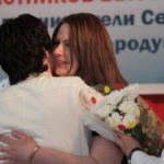 Каждый из сотрудников фонда получил из рук Натальи Постниковой благодарность и букет цветов. Фото: Константин Бобылев, "Глобус".