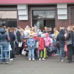 Из здания родители и дети вышли только когда подъехали автобусы. Фото: Константин Бобылев, "Глобус".