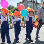 Темой праздничного шествия было детство. Фото: Константин Бобылев, "Глобус". 