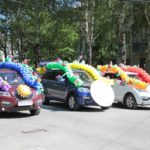 Автомобили в голове колонны были подобраны под цвета флага России, а шарики на них - под цвета радуги. Фото: Константин Бобылев, "Глобус",